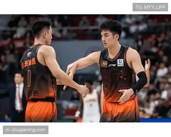 特写:于德豪拼至六犯离场,全场球迷起立鼓掌 特写:于德豪拼至六犯离场,全场球迷起立鼓掌